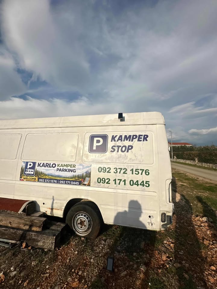 Karlo Kamper Stop kombi na parkiralištu